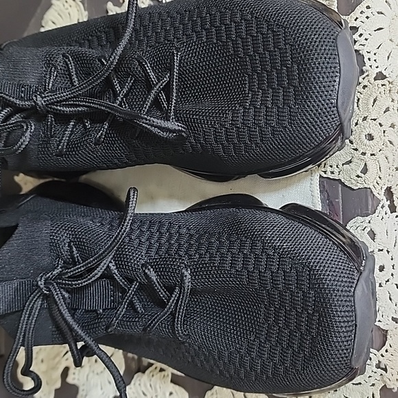 LA Sheelah Black mesh sneaker size 6.5 - Picture 2 of 6